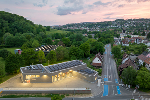  Der dreigliedrige Neubau liegt verkehrsgünstig am Rande der Wohnbebauung in Tübingen-Lustnau und ist für die Feuerwehrleute sehr gut erreichbar 