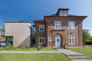  Die Rotklinkervilla in Hamburg-Blankenese wurde mit einem modernen Anbau (links im Bild) erweitert 