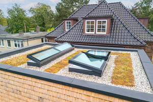  Der moderne Anbau auf der Nordseite der 1933 errichteten Rotklinkervilla sollte mit viel natürlichem Tageslicht versorgt werden, das gelang mithilfe von vier Oberlichtern von Glasolux 