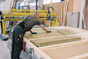  Um die hohen Brandschutzanforderungen zu erfüllen, wurden die Wandelemente in Holzständerbauweise im Werk mit nichtbrennbaren Mineralwolldämmstoffen gedämmt  