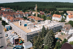  Dank des hohen Vorfertigungsgrads der Wand- und Deckenelemente konnte der Neubau zügig fertiggestellt werden. Innerhalb von drei Monaten wurden die vier Geschosse des Mehrfamilienhauses errichtet 