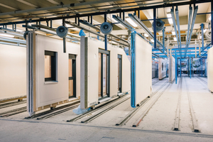  Für das Wohnhaus in Saarmund wurden rund 2600 m2 Außenwände, knapp 7000 m2 Innenwände und etwa 6650 m2 Deckenelemente von der Firma Kampa vorgefertigt  