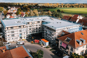  Nach der Dämmung und Abdichtung war das Flachdach des Wohnhauses bereit für die Montage der Photovoltaikanlage 