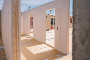  Die Wohnungstrennwände bestehen aus je zwei 80&nbsp;mm breiten Holzständerwerken mit beidseitiger Brandschutzbeplankung 