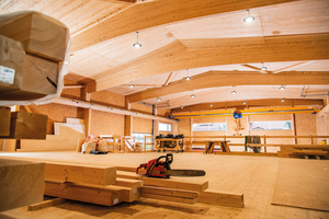  Eine Abbundhalle mit Holztragwerk, das der Zimmerei zur Selbstmontage geliefert wurde 