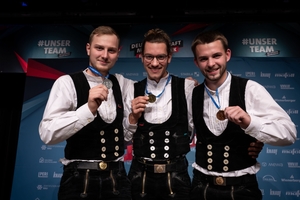  Finn-Rouven Suchau (Mitte) gewann die Goldmedaille im Bundeswettbewerb des Zimmererhandwerks 2024. Silber ging an Jacob Spreer aus Sachsen-Anhalt (links), Nico Gruber aus Baden-Württemberg (rechts) gewann Bronze 