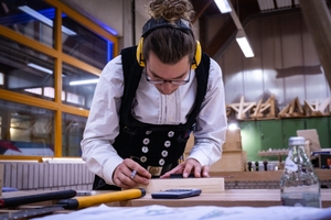  Finn-Rouven Suchau bei der Arbeit an seinem Modell bei den Deutschen Meisterschaften im Bauhandwerk im November 2024 im Komzet Bau Bühl 