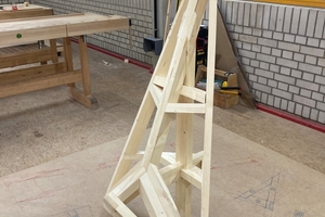  Im Wettbewerb musste jeder der Teilnehmer einen Abschnitt eines Turmdaches mit komplexen Verbindungen erstellen. Auf dem Bild ist das fertige Modell von Finn-Rouven Suchau zu sehen 