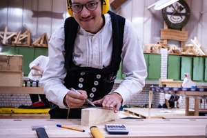  Im Bundeswettbewerb arbeiten die Zimmerer hauptsächlich mit&nbsp; Handwerkszeugen wie Stemmeisen und Japansägen 