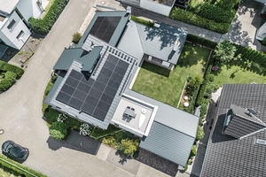  Blick auf das Dach aus der Drohnenperspektive nach der Sanierung: auf einer flacher geneigten Pultdachfläche auf der Gartenseite wurde eine Phovoltaikanlage installiert, ebenso auf einer Teildachfläche auf der Vorderseite 