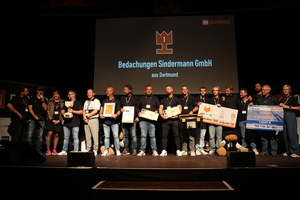  Das Team von Bedachungen Sindermann aus Dortmund bei der Preisverleihung der „Dachkrone 2024” im Lokschuppen in Bielefeld. Der Betrieb erzielte in der Kategorie „Bestes Projekt” den 1. Platz 