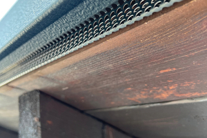  Die Belüftungsebene wurde mit Profilen abgedeckt, die von den Dachdeckern aus Aluminium-Lochbändern von Prefa angefertigt wurden 