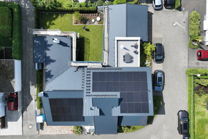  Das Dach des Wohnhauses in Dortmund kurz vor der Fertigstellung. Sowohl auf der Vorder- als auch auf der Rückseite des Daches wurden Photovoltaikmodule installiert 