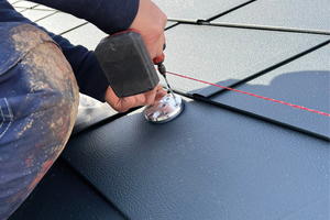  Montage einer Halterung für die Photovoltaikunterkonstruktion auf den Aluminiumdachschindeln 