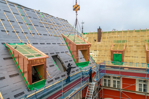  Auf dem Dach des ehemaligen Amtsgerichts wurden zwölf vorkonfektionierte „Litec“-Gauben verbaut, die Gauben erhielten eine Verkleidung aus Kupferblechen 