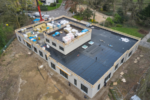 Rund 1200 m2 Dachfläche wurden auf diesem Kita-Neubau in Hilden mit nichtbrennbaren Dämmplatten von Rockwool gedämmt, die in drei Lagen aufgebracht wurden 