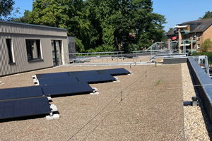  Die Lasten einzelner PV-Module oder vollflächig aufgebrachter PV-Anlagen trägt eine Flachdachdämmung mit der „Solarrock“ von Rockwool zuverlässig ab 