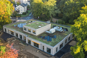  Mit dem Neubau der Kindertageseinrichtung&nbsp;„Am Holterhöfchen“ schuf die Stadt Hilden 109 neue Betreuungsplätze. Das Dach erhielt eine extensive Begrünung, außerdem wurde eine Photovoltaikanlage installiert 