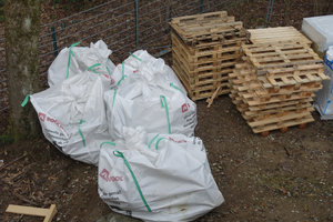  Die Verschnittreste sämtlicher Steinwolldämmplatten wurden gesammelt und, ebenso wie die Paletten, auf denen die Dämmung geliefert wurde, auf der Baustelle abgeholt 