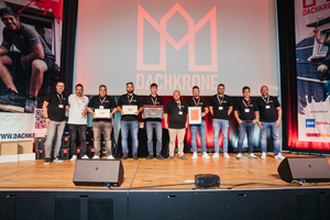  Das Team des Dachdeckermeisterbetriebs von Jan Voges bei der Preisverleihung der „Dachkrone“ 2022 in der Stadthalle Gütersloh 