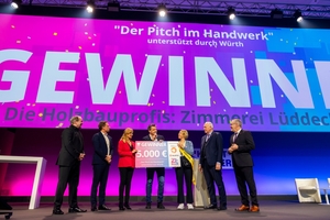  Die Zimmerei Lüddecke e.K. (Die Holzbauprofis) aus Sprockhövel mit Inhaber Peter Schmücker (Mitte) wurde auf dem Kongress Zukunft Handwerk 2025 mit dem Jurypreis „Pitch im Handwerk“ für die Entwicklung der digitalen Plattform&nbsp;„Materialmeister“ ausgezeichnet  