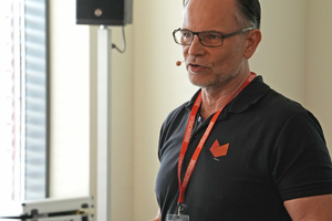  Frank Schulz von der Smartfox GmbH stellte die Online-Plattform „Kantfuchs24“ vor, die auf die Herstellung und den Versand maßgefertigter Bleche für Handwerksbetriebe spezialisiert ist 