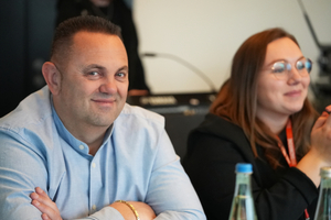  Jakob Petker ist Dachdeckermeister und Geschäftsführer der Jakob Petker Dachdeckermeister GmbH in Lage. Auf dem „Roofer's Club“-Event in Berlin war er gemeinsam mit seiner Frau Lena Petker und seiner Tochter Milena Stotz (rechts im Bild) zu Besuch 