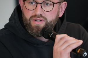  Malte Grotelüschen, Geschäftsführer der Zimmerei Grotelüschen &amp; Hallo, ist seit 2024 Mitglied des „Roofer’s Club“. An dem Unternehmernetzwerk gefällt ihm besonders der Austausch mit anderen Betriebsinhabern, um Lösungen für gemeinsame Herausforderungen zu finden 