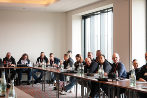  Die Mitglieder des „Roofer's Club“ verfolgten die Fachvorträge am zweiten Veranstaltungstag mit großem Interesse 