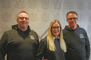  Die Firma Hörnschemeyer Dächer ist seit Anfang 2025 Mitglied im „Roofer's Club“. Ina Hörnschemeyer leitet das Dachdeckerunternehmen gemeinsam mit ihrem Ehemann Holger Henzel (rechts). Stefan Ast (links) ist Prokurist des Dachdeckerbetriebs 