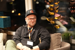  Sebastian Schmedding ist Spenglermeister und Geschäftsführer der Spenglerei Schmedding in Beken im westlichen Münsterland. Seit 2025 ist er Mitglied im „Roofer’s Club“  