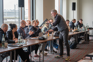  Yann Lesage, Vertriebsleiter der Roto Frank DST Vertriebs-GmbH, stellte auf dem Netzwerktreffen in Berlin das beheizbare Dachfenster „Roto Designo Heat“ für den Einbau im Dachgeschoss vor 