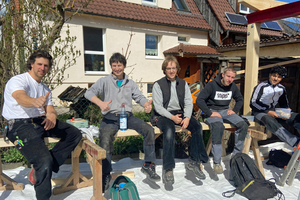  Das Zimmerer-Team des Seehauses macht auf der Baustelle beim Bau eines Carports eine kurze Pause 