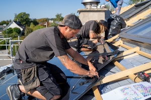  Ein rautenförmiges Installations-Muster der Solardachziegel, inspiriert von traditionellen Schieferdächern, verleiht der Dachfläche nicht nur eine ansprechende Optik, sondern erhöht auch die Widerstandsfähigkeit gegen Wetterextreme 