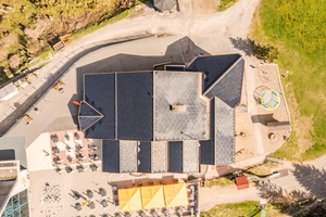  Auf der etwa 650 m² großen Dachfläche des Berglodge Restaurants Ristis in Engelberg (Schweiz) wurden Solarziegel verbaut, die jährlich etwa 100 000 kWh Strom erzeugen 