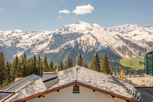  Bei Dachprojekten in Gebirgslagen, in denen große Schneemengen und hohe Windlasten auftreten, ist die Wahl eines für diese Anforderungen geeigneten, gebäudeintegrierten Photovoltaiksystems entscheidend 
