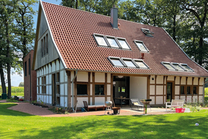  Durch die Umbau- und Änderungsmaßnahmen wurde das Haupthaus der Hofstelle in Gütersloh wieder nutzbar gemacht und der Gestaltungswert des Gebäudes verbessert 