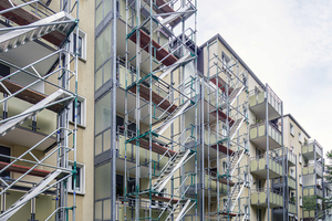  Für die Instandsetzung der Balkone wurden die Wohnhäuser abschnittsweise eingerüstet  