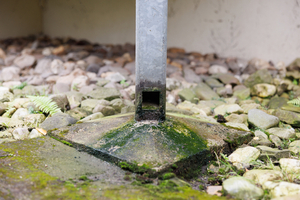  Über die Hohl-Träger der Balkone wurde das Wasser früher von den Balkonen geführt und auf die freien Flächen vor dem Haus geführt. Dieser Entwässerungsweg wird heute zur Notentwässerung genutzt 