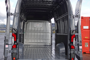  Blick in den Laderaum des Elektro-Transporters: Die Hecktüren öffnen sich nach dem Lösen der Arretierung um bis zu 270° 