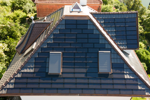  Auf dem Dach eines Einfamilienhauses im schweizerischen Biel kamen die „Match Tile“-Solarmodule in schwarzer Ausführung zum Einsatz  