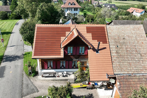  Auf diesem Wohnhaus in Leutwil (CH) verlegte man die „Match Tile“-Solarmodule mit der roten Oberfläche „Fjord Terracotta“ zusammen mit herkömmlichen Dachziegeln 