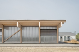  Die Fassade aus Polycarbonat-Paneelen bietet Lichtdurchlässigkeit, Brandschutz und Wärmedämmung 