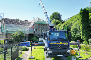  Dank der großen Bodenfreiheit konnte der Kran optimal auf dem Gelände vor dem Haus aufgebaut werden 