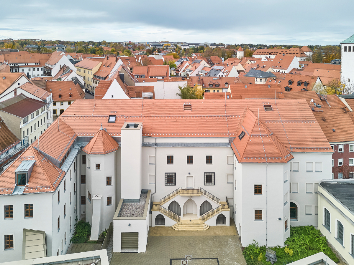 Das sanierte Herderhaus in Freiberg mit Blick auf die hofseitiger Freitreppe