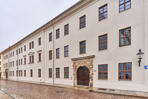  Herderhaus Freiberg: Straßenansicht mit historischem Eingangsportal 