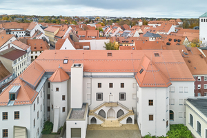  Das sanierte Herderhaus in Freiberg mit Blick auf die hofseitiger Freitreppe 