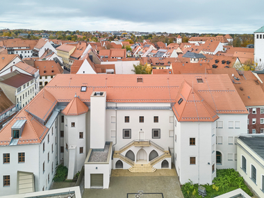 Das sanierte Herderhaus in Freiberg mit Blick auf die hofseitiger Freitreppe