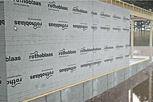  Dank des patentierten Klebstoffes bleibt die selbstklebende Bahn Transpir Adhesive 260 auch bei vollständiger Verklebungvöllig diffusionsoffen. 