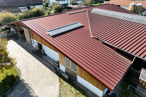  Auf dem Peterkainhof konnten die über 20 Jahre alten „Rib-Roof Speed 500-Profilbahnen“ schadensfrei zurückgebaut und wiederverwendet werden 